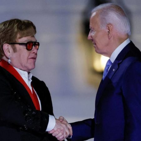 Celebra Biden a Elton John en la Casa Blanca y recibe Medalla Nacional de Humanidades – El Occidental