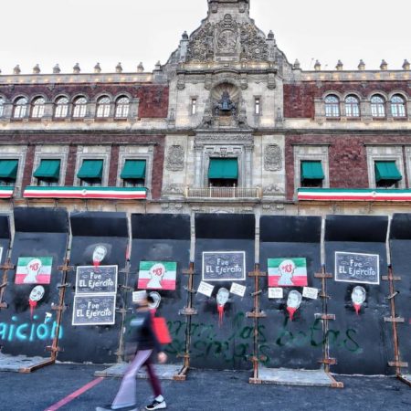 Fotos marcha por Ayotzinapa 8 años: Pintan protestas en vallas de Palacio Nacional – El Occidental