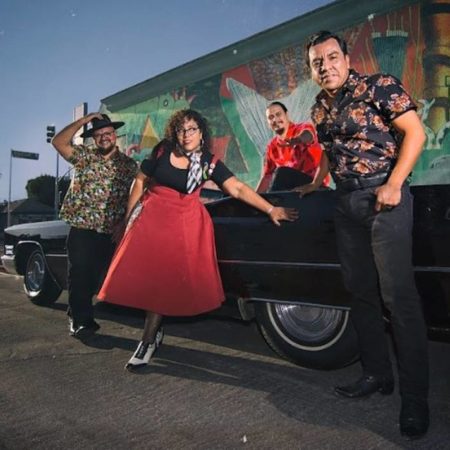 La Santa Cecilia celebra 15 años con el tema Dos botellas de mezcal – El Occidental