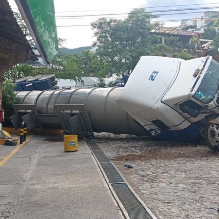 Pipa cargada con combustible volcó en una gasolinera – El Occidental