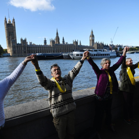 Piden liberación de Assange con cadena humana que rodea el Parlamento británico – El Occidental