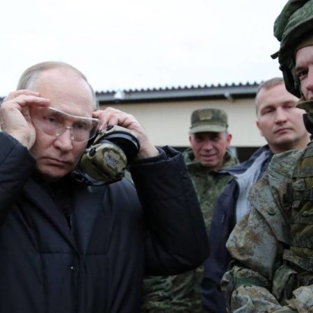 Putin visita campo de entrenamiento en Riazán y dispara un fusil de francotirador – El Occidental