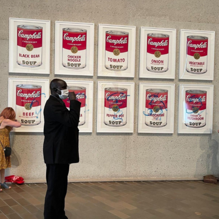 Activistas se adhieren con pegamento a obra de arte de Warhol en Australia – El Occidental