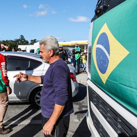 Conductor atropella a manifestantes bolsonaristas en Brasil [VIDEO] – El Occidental