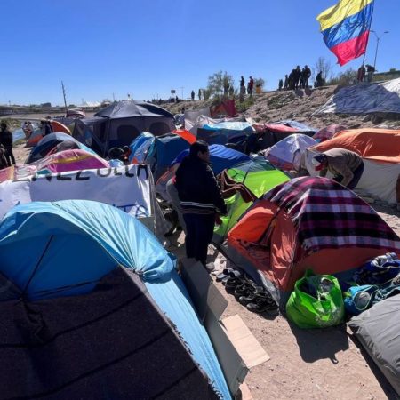 Más de dos mil migrantes venezolanos acampan a orillas del río Bravo – El Occidental