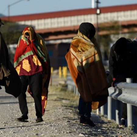 Autobuses con migrantes llegan casa de Kamala Harris en plena tormenta invernal – El Occidental