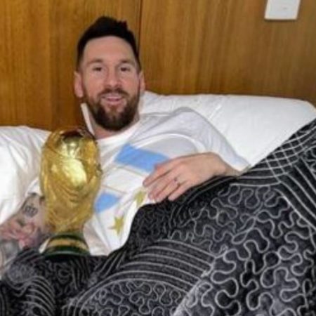 Lionel Messi no suelta la copa del mundo ni un segundo ¡Hasta durmió con ella! – El Occidental