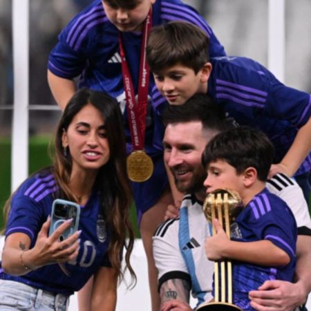 Messi festeja con su esposa Antonela y sus hijos la victoria de Argentina en Qatar 2022 (Fotos) – El Occidental