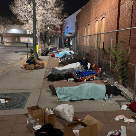 Migrantes duermen en las calles de El Paso, Texas, tras ser rechazados en albergues – El Occidental