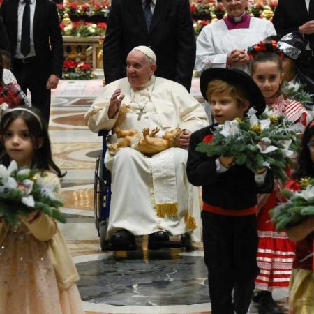 Papa Francisco oficia en silla de ruedas la tradicional misa de Gallo – El Occidental