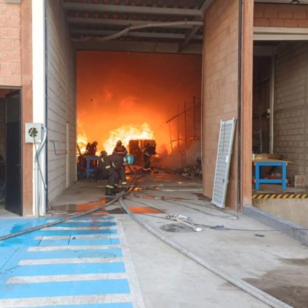 Arde fábrica de plásticos; bomberos ya combaten las llamas – El Occidental