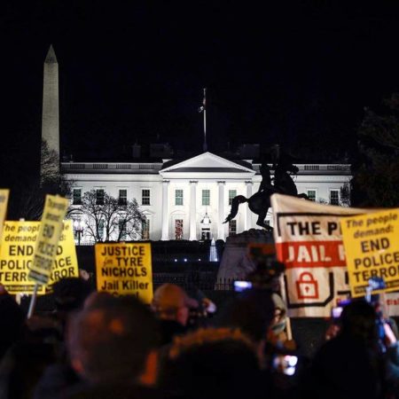 Decenas protestan frente a la Casa Blanca por muerte del joven afroamericano Tyre Nichols – El Occidental