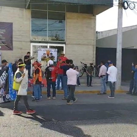 Ciudadanos bloquean bloquean verificentro, exigen las constancias de que está acreditado – El Occidental