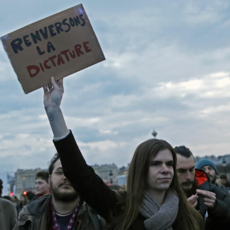 Franceses siguen peleando contra reforma de pensiones con bloqueos y mociones de censura – El Occidental