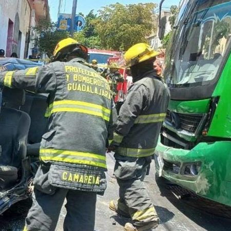 Camión de la ruta 50B chocó contra un carro en el centro de la ciudad; hubo ocho heridos – El Occidental