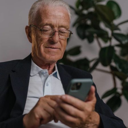 Clases para adultos mayores: Utiliza el celular y la computadora como un experto – El Occidental