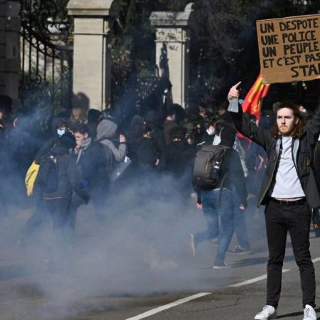 Continúan protestas en Francia por reforma a pensiones con menos manifestantes – El Occidental