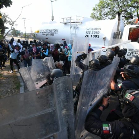 Estudiantes de Ayotzinapa se enfrentan con policías durante bloqueo en la Autopista del Sol – El Occidental