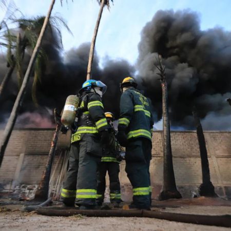 Incendio consume dos naves industriales en Santa Cruz de las Flores – El Occidental
