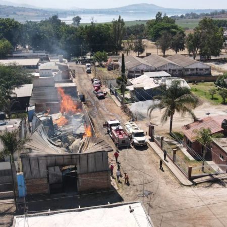 Incendio consume una bodega de tequila en San Juanito de Escobedo – El Occidental