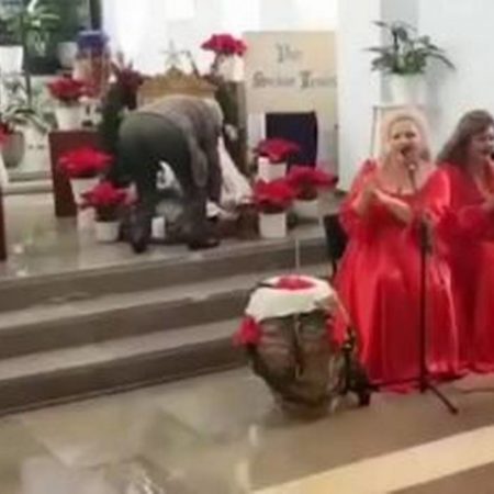 Sorprende sacerdote al bailar en plena misa en Málaga, España – El Occidental