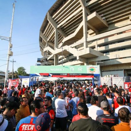 Reportan saldo blanco tras Clásico Tapatío; retiraron a dos del estadio y hubo conatos de riña – El Occidental